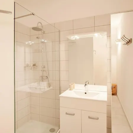 Alivi - Appt Climatise Avec Vue Et Montagne Apartment *